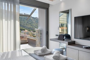 Superior Triple Room, Sea View | In-room safe, soundproofing, iron/ironing board, free WiFi - Ennea Muses Rooms & Suites (Nafplio)