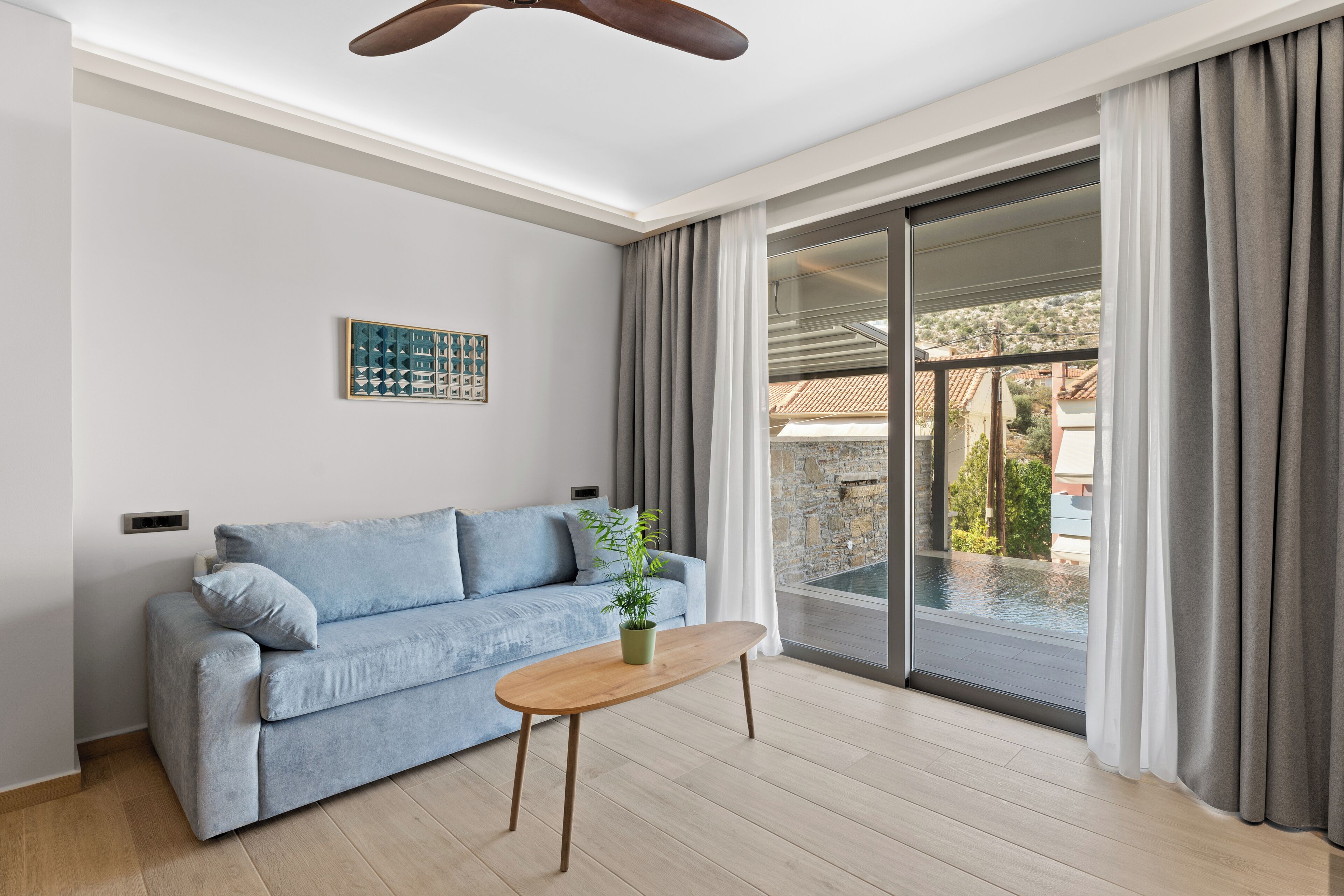 Suíte exclusiva, piscina particular | Área de estar | TV