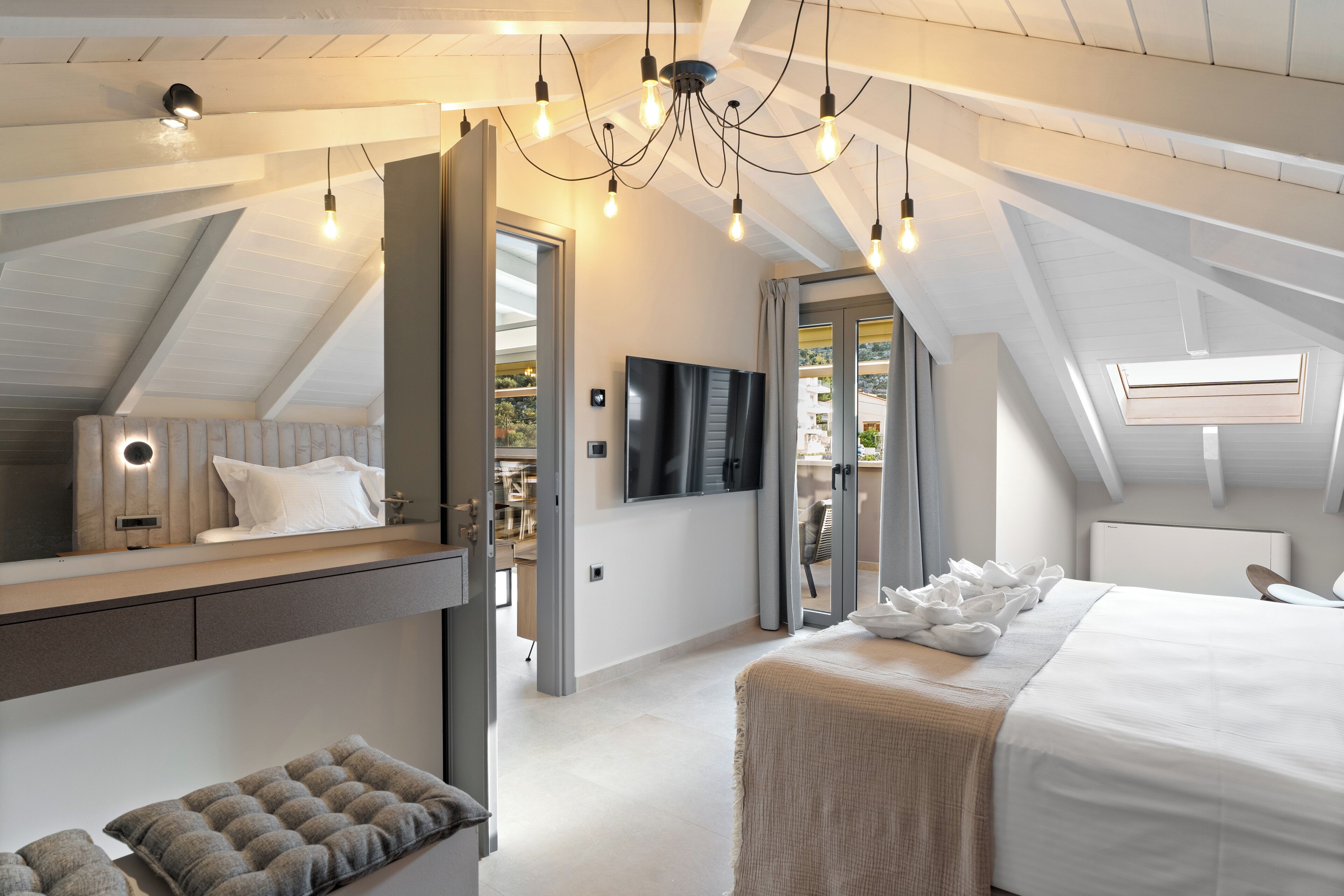 Familien-Suite, Meerblick | Zimmersafe, schallisolierte Zimmer, Bügeleisen/Bügelbrett