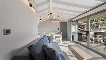 Familien-Suite, Meerblick | Wohnbereich | Fernseher