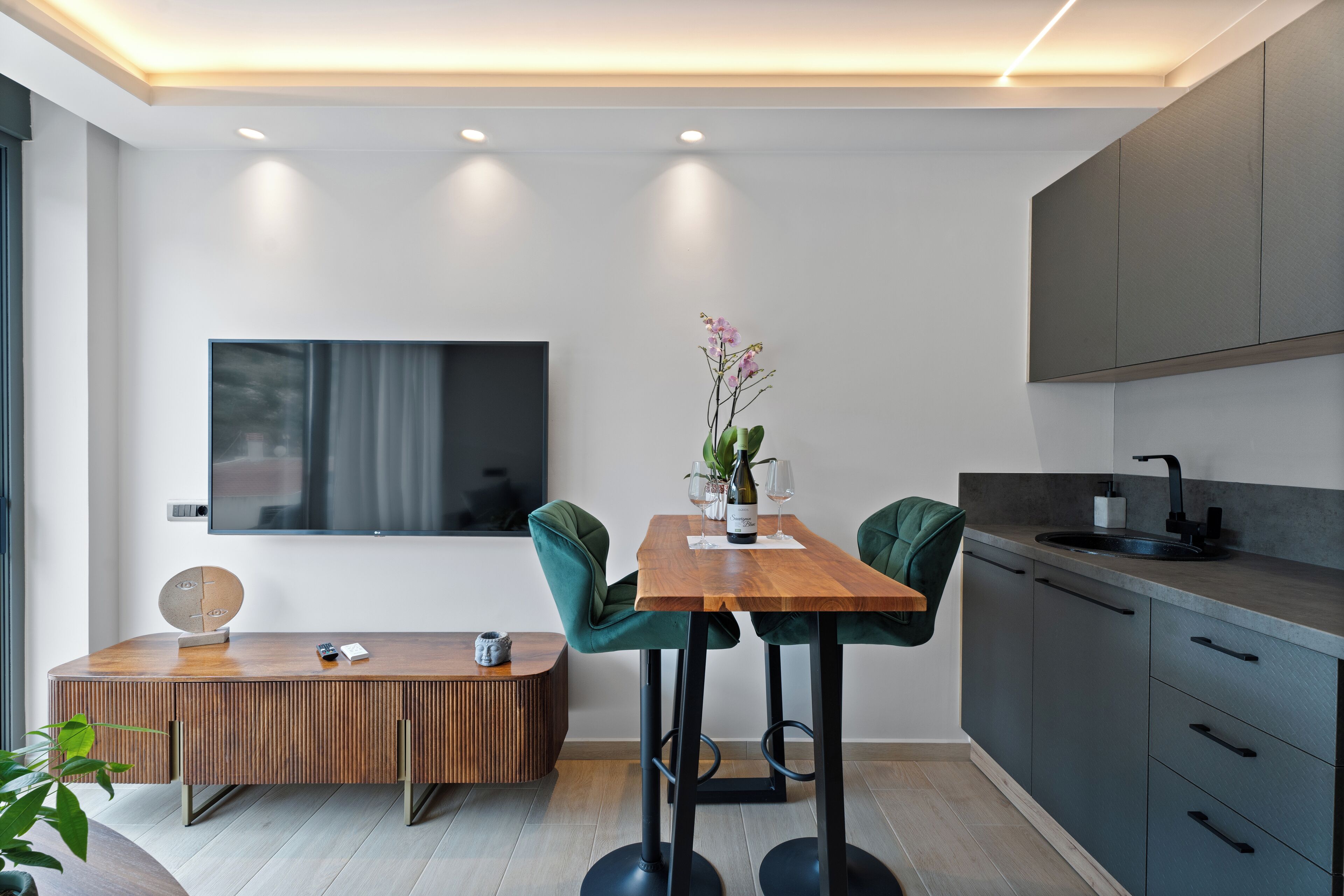 Executive Suite, Sea View | Living area | TV