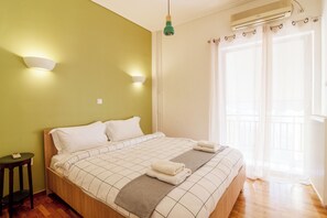 1 bedroom, iron/ironing board, WiFi, bed sheets - cozy-bright downtown apartm (Athina)