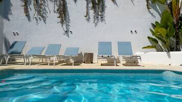 Villa | Alberca | Alberca techada y alberca al aire libre