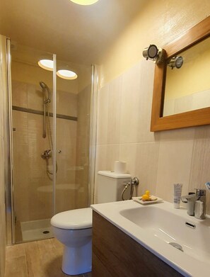 Een douche, een haardroger, handdoeken, zeep