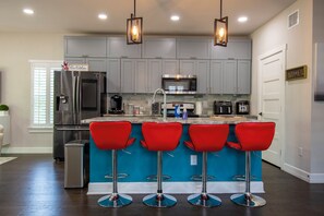 Fridge, microwave, oven, stovetop - Next door to Botanical Gardens! Family-sized townhome with rooftop patio
(SAN ANTONIO)