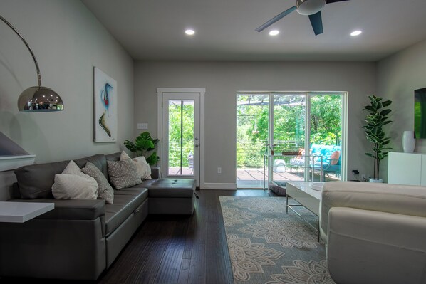 Smart TV, fireplace, computer monitors - Next door to Botanical Gardens! Family-sized townhome with rooftop patio
(SAN ANTONIO)