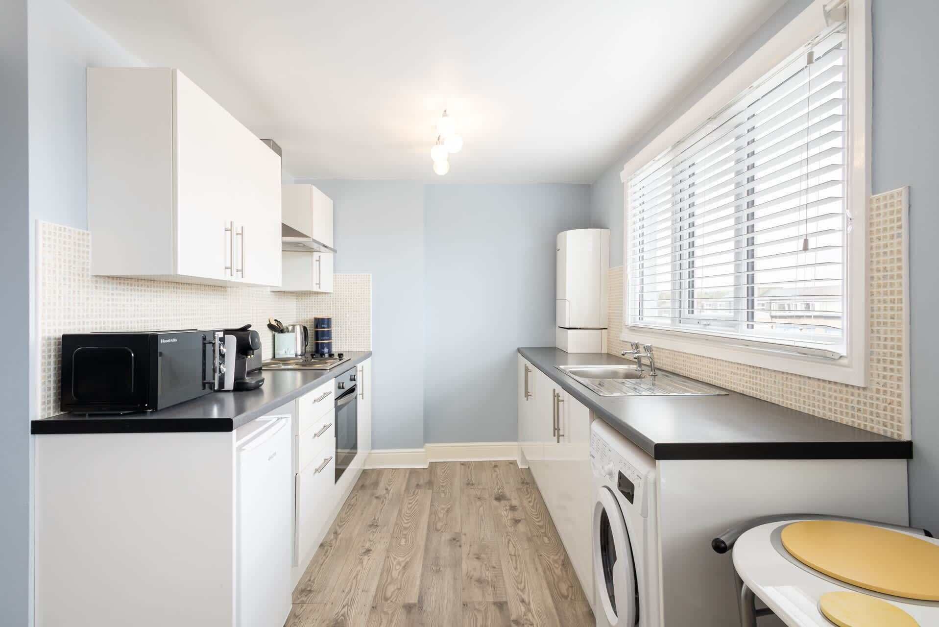 Mikroaaltouuni, uuni, liesi, kahvin-/teenkeitin