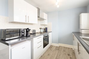 Mikrovågsugn, ugn, spishäll och kaffe- och tebryggare