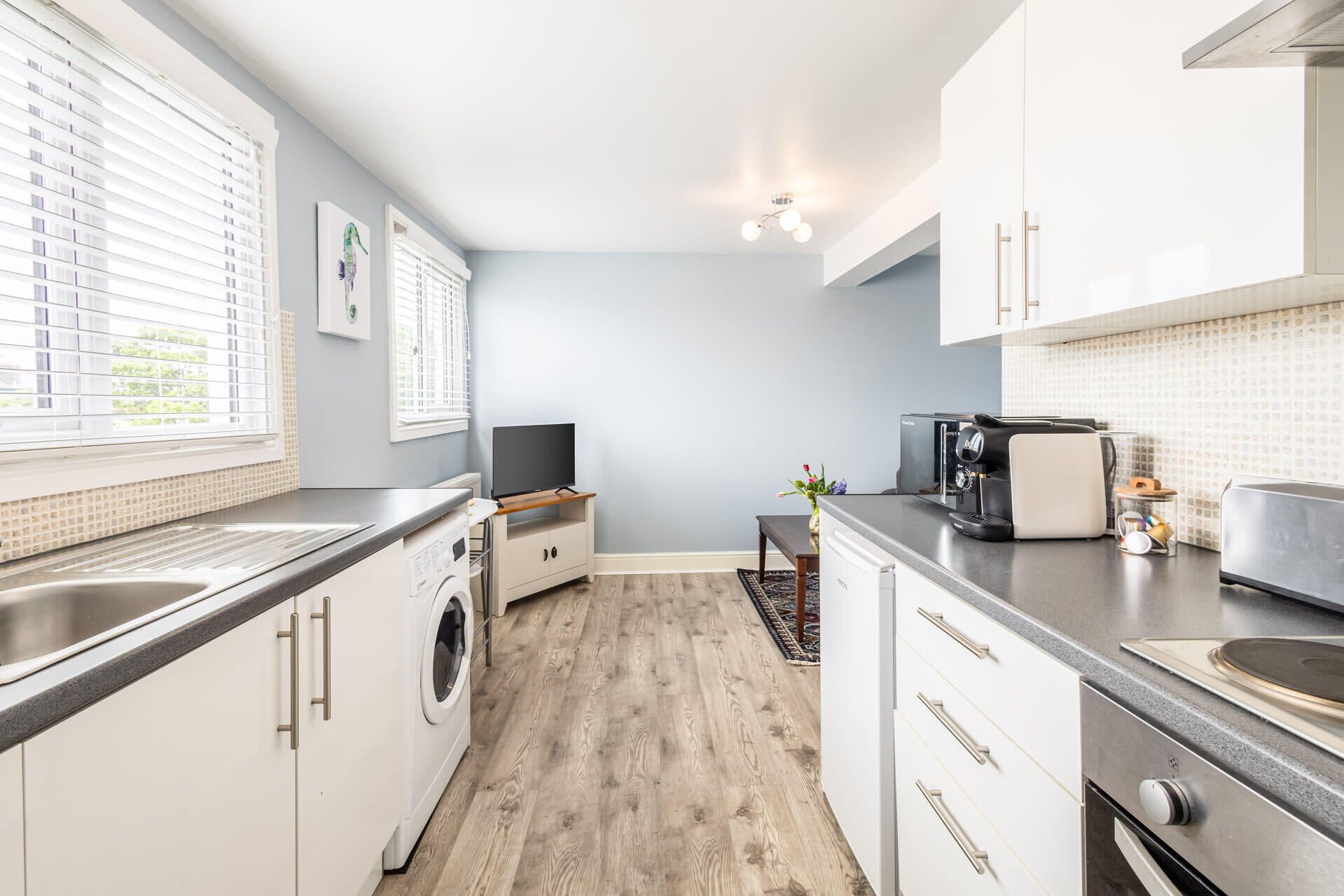 Mikrobølgeovn, ovn, kokeplater og kaffetrakter/tekoker