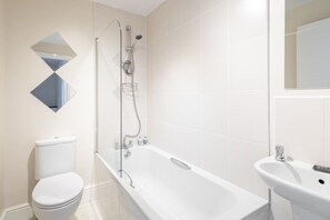 Dusj, hårføner, håndklær og sjampo