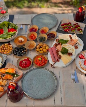 Free daily full breakfast - Nill's Butik Otel (Bozcaada)