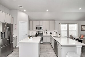 Refrigerador, lavavajillas, tostadora, licuadora