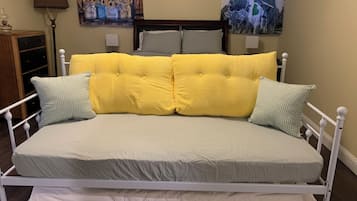 1 bedroom, bed sheets