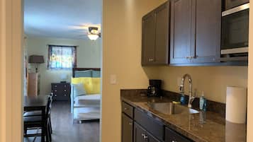 Réfrigérateur, micro-ondes, cafetiÚre/bouilloire