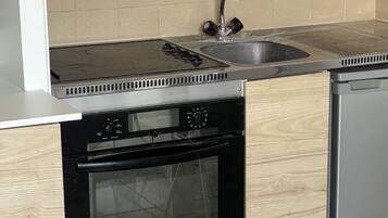 Een koelkast, een magnetron, een oven, een kookplaat