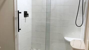 Douche, sèche-cheveux, serviettes fournies, papier toilette