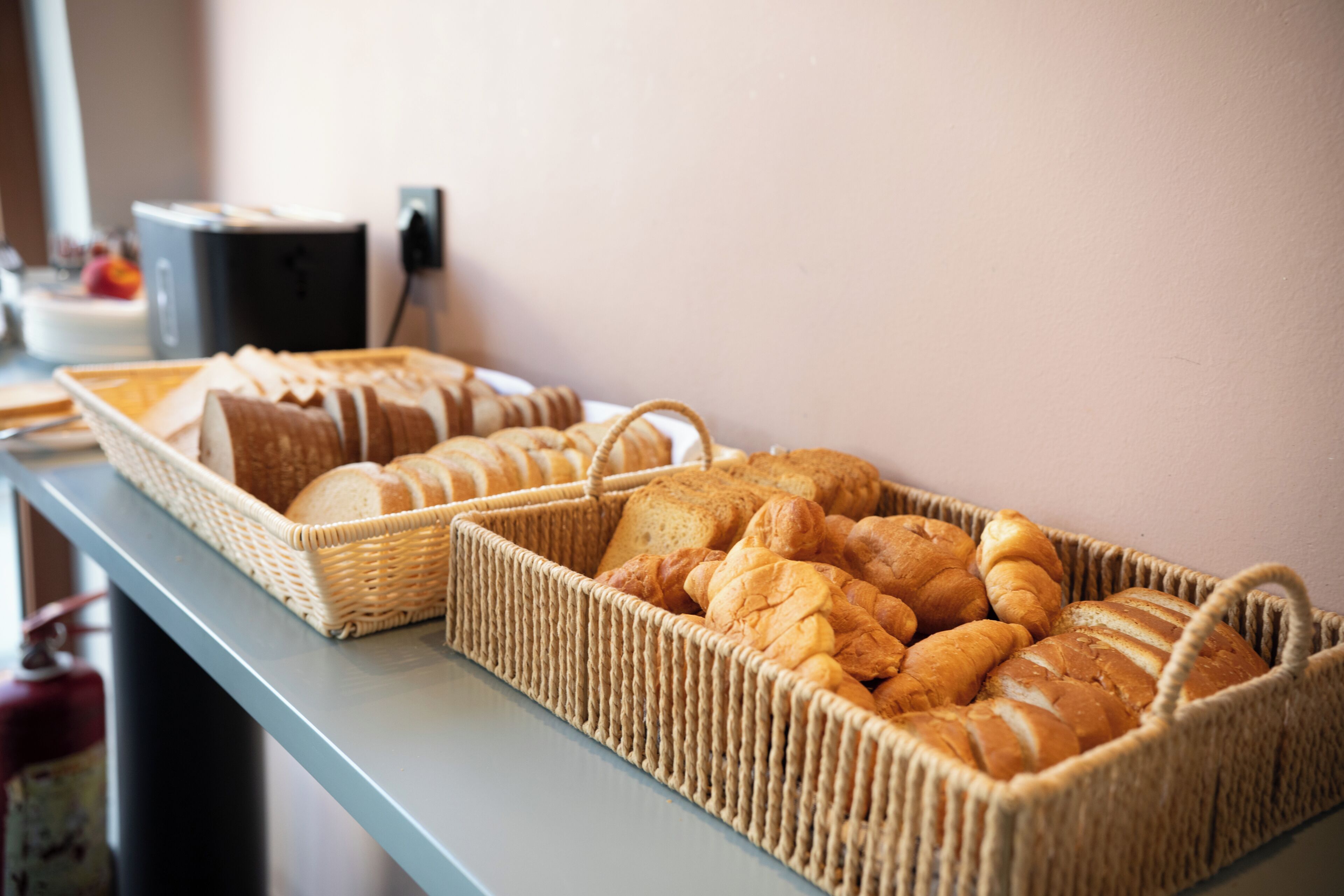 Canastos de mimbre llenos de pan sobre una mesa.