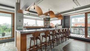 Bar (trong khuôn viên)