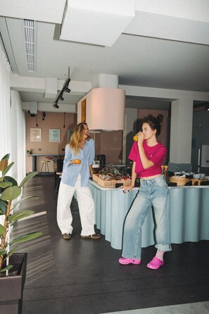 Daily buffet breakfast for a fee - Zeus is Loose Hostel (Thessaloniki)
