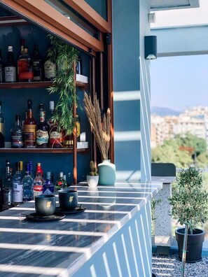 Bar (on property) - Zeus is Loose Hostel (Thessaloniki)