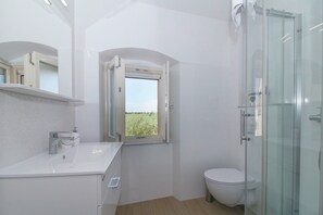 Douche, sèche-cheveux, serviettes fournies