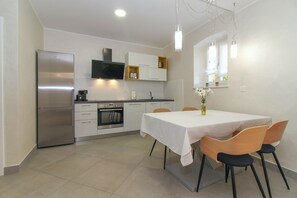 Fridge, oven, stovetop, dishwasher