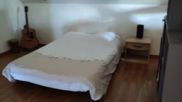 2 bedrooms, travel crib, WiFi, bed sheets
