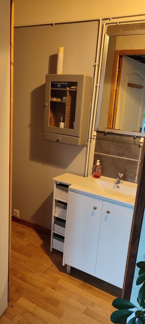 تجهيزات دش، مناشف، صابون، ورق حمّام