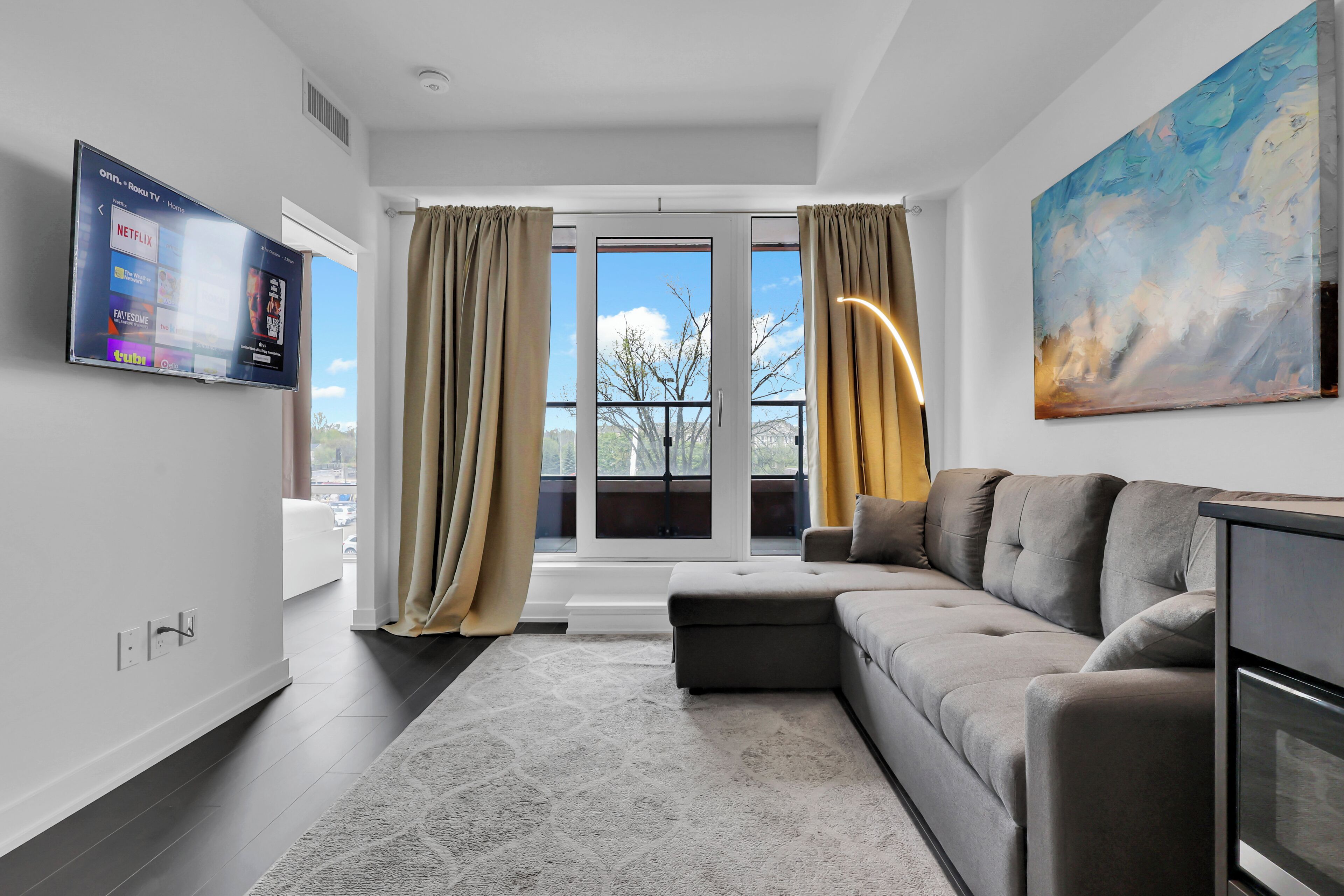 Condo de lujo, balcón, vista al patio | Área de sala de estar | Smart TV de 55 pulgadas con canales digitales 