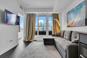 ラグジュアリー コンドミニアム バルコニー コートヤードビュー | リビング エリア | 55 インチのスマートテレビ (デジタル放送視聴可)