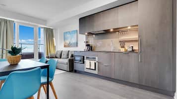 Full-sized fridge, microwave, oven, stovetop