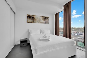 Apartamento de lujo, balcón, vistas al patio | Zona de estar | Smart TV de 55 pulgadas con canales digitales