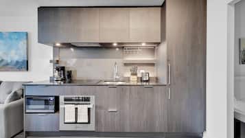 Condo de lujo, balcón, vista al patio | Cocina privada | Refrigerador con congelador, microondas, horno y parrilla de estufa