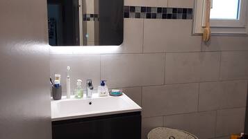 Een haardroger, handdoeken, zeep, shampoo