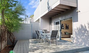 Outdoor dining - Unit 5 Broughton town house, beach walk only 20 meters!! (Cowes)