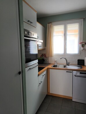 Fridge, microwave, oven, stovetop - Maison Entière Située Dans un Hameau Clôturé, Avec Place de Parking Privative ! (Berck)