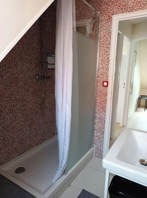 Dusche, Haartrockner, Seife, Toilettenpapier
