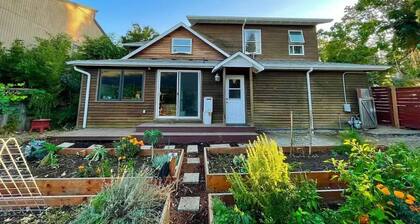 Heights Hideaway - Private, Walkable, Pet Friendly