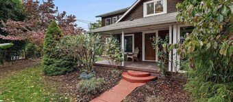 Heights Hideaway - Private, Walkable, Pet Friendly