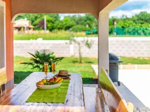 Villa | Dining - Large Villa With Swimming Pool and Fenced Garden (Sveti Lovrec)