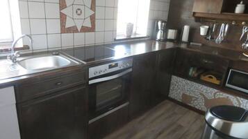 Apartemen | Dapur pribadi | Oven, ketel listrik, dan pemanggang roti
