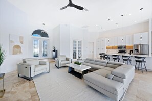 Een smart-tv en een open haard