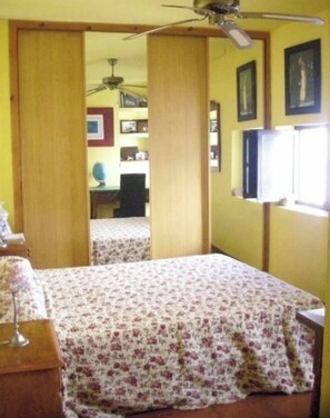 1 quarto, ferros/tábuas de passar roupa, roupa de cama