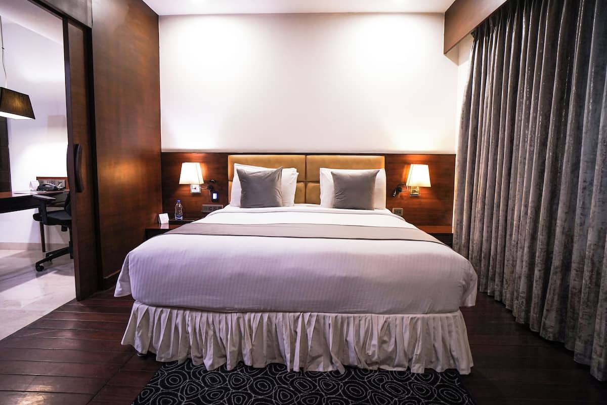 Suite ejecutiva, 1 cama de matrimonio | Edredones de plumas, colchones con acolchado adicional, caja fuerte
