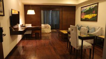 Executive Suite, 1 Queen Bed | Living area | 56-inch Smart TV with cable channels