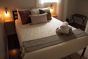 3 bedrooms, desk, iron/ironing board, travel crib