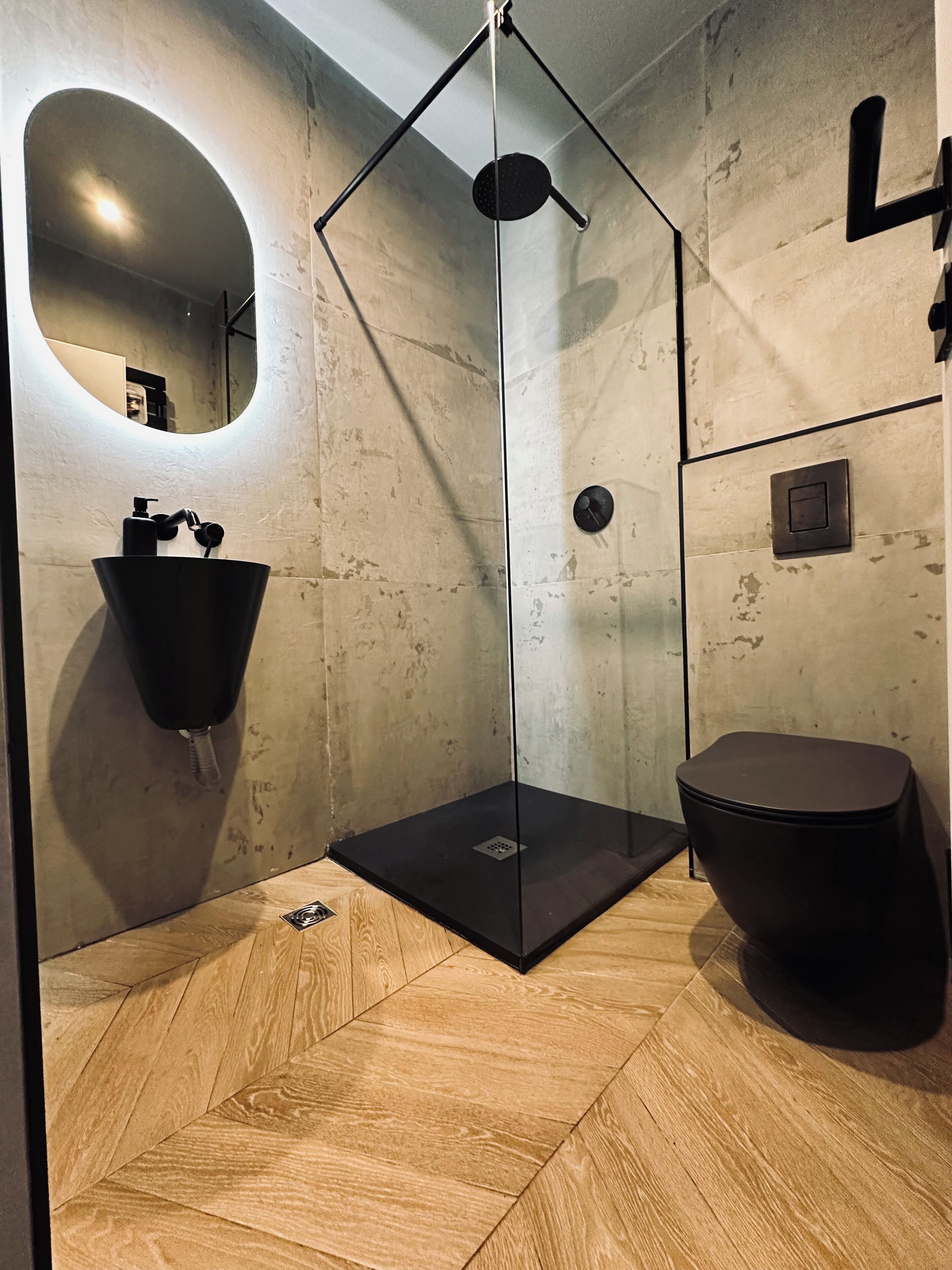 Suihku, hiustenkuivaaja, pyyhkeet, saippua