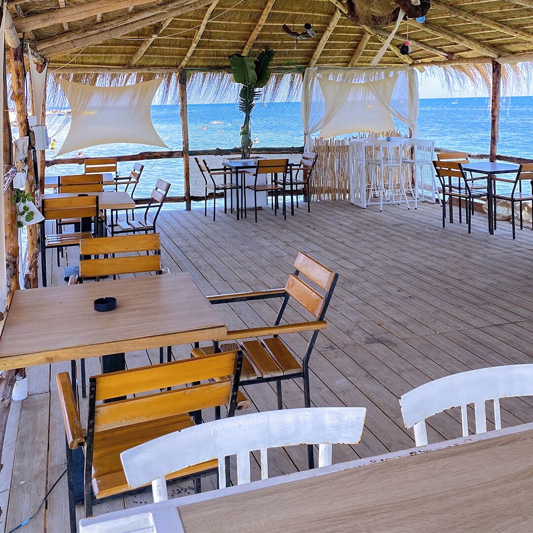 Plage privée, chaises longues, parasols, bar de plage