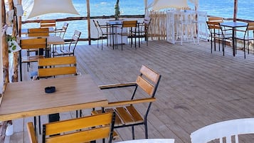 Plage privée, chaises longues, parasols, bar de plage