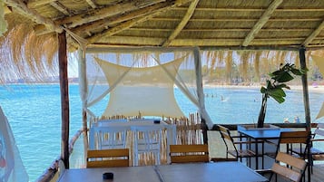 Playa privada, bar en la playa